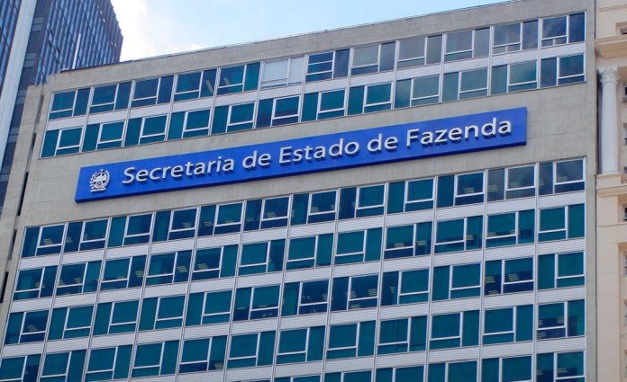 Servidores da Secretaria de Fazenda do RJ são proibidos de usar elevadores em prédio sede de 22 andares: ‘Tem lista VIP’