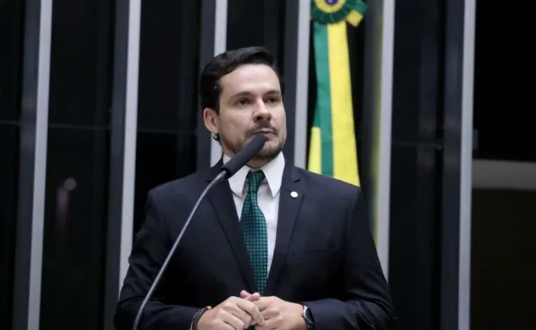 Manaus: Candidato de Bolsonaro vai ao 2° turno; PT fica de fora