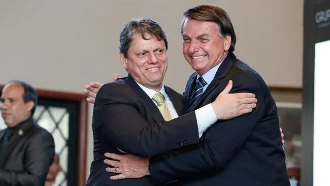 Tarcísio faz defesa de Bolsonaro após críticas de Malafaia