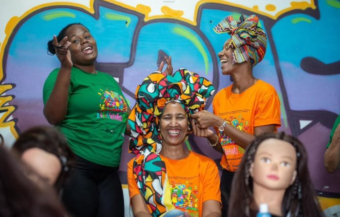 7ª Feira Favela Solidária do projeto A Arte Gerando Renda marca a formatura de 150 mulheres e oferece serviços gratuitos no Caju