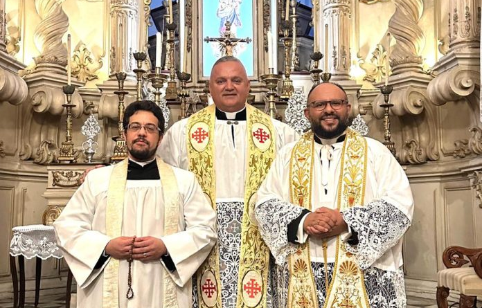 Lotada de devotos, Igreja de N. Sra. da Lapa dos Mercadores celebra o Dia Mundial do Rosário