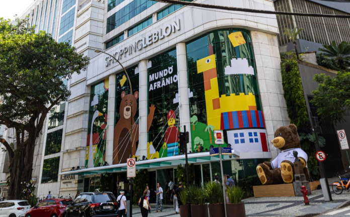 Mascote do Shopping Leblon, Afrânio traz seu mundo de imaginação para celebrar o Mês das Crianças  