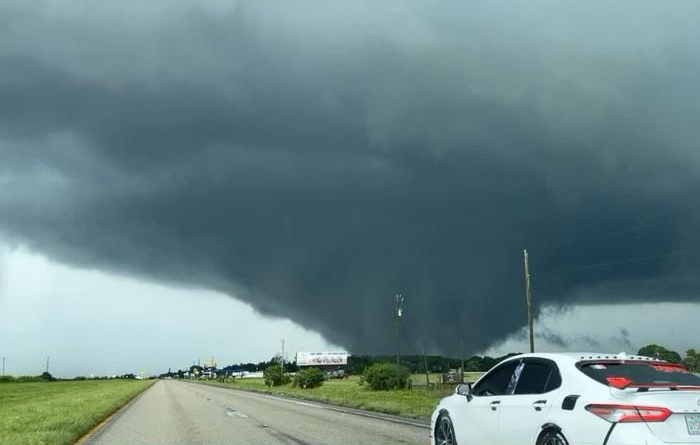 Tornado atinge a Flórida antes do furacão Milton. Veja vídeo