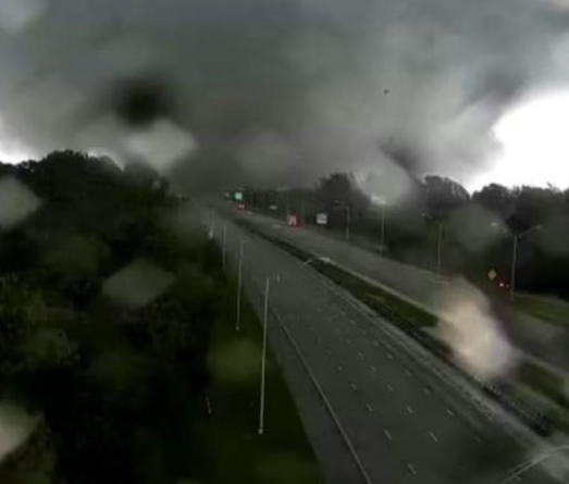 Câmeras Flagram Momento em Que Tornado Passa por Fort Pierce Horas Antes do Furacão Milton