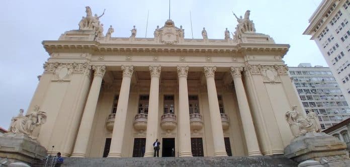 Palácio Tiradentes recebe exposição documentos históricos, selos, aparelhos antigos e a trajetória do Core-RJ