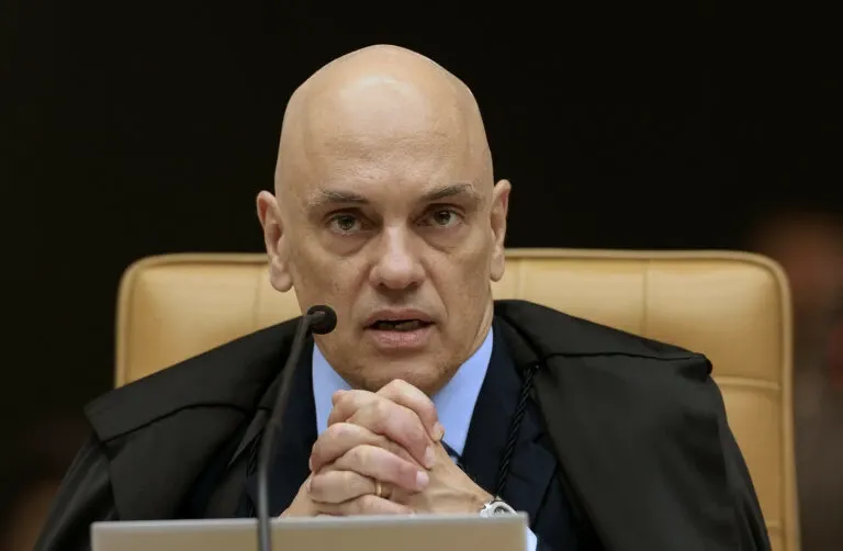 Moraes contraria Bolsonaro e vota contra arquivar inquérito